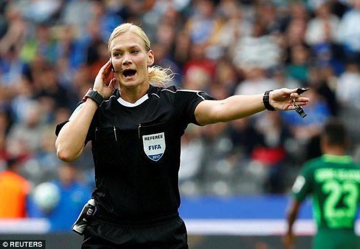 Borussia Mönchengladbach Bibiana Steinhaustan özür diledi