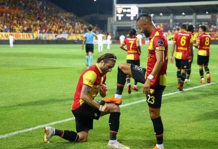Fenerbahçe 3 transfere imza attırıyor