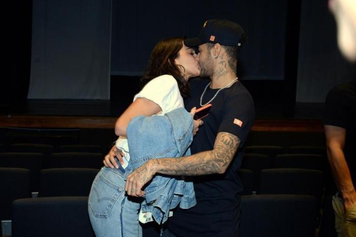 Neymarın sevgilisi Bruna Marquezine İtalyada büyüledi