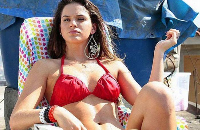 Neymarın sevgilisi Bruna Marquezine İtalyada büyüledi