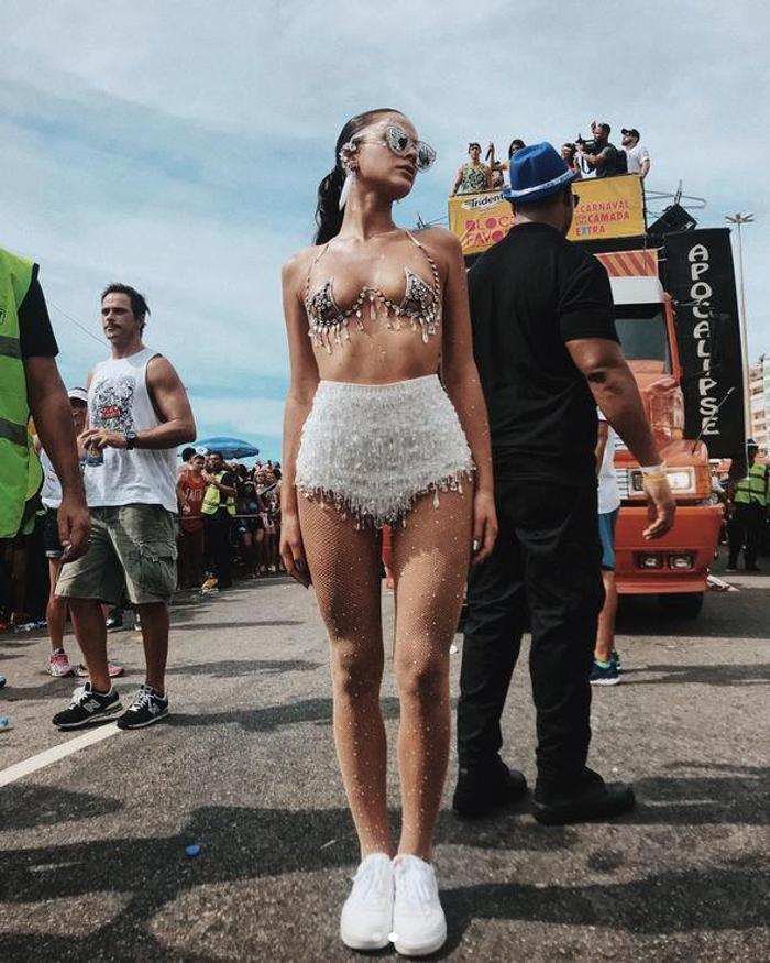 Neymarın sevgilisi Bruna Marquezine İtalyada büyüledi