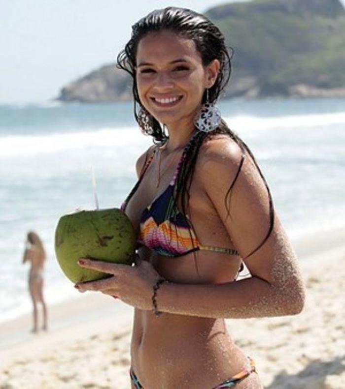 Neymarın sevgilisi Bruna Marquezine İtalyada büyüledi