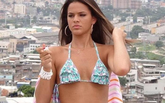 Neymarın sevgilisi Bruna Marquezine İtalyada büyüledi