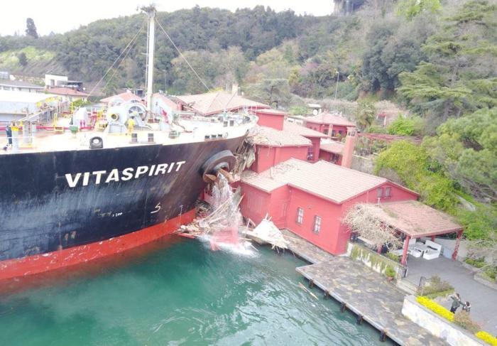 O gemi Binbir Gece isimli dizinin çekildiği yalıya çarptı