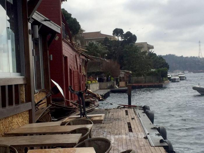 O gemi Binbir Gece isimli dizinin çekildiği yalıya çarptı