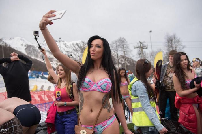 Binlerce İnsanın Mayo ve Bikini ile Kayak Yaptığı Çılgın Festival: BoogelWoogel Dağ Festivali