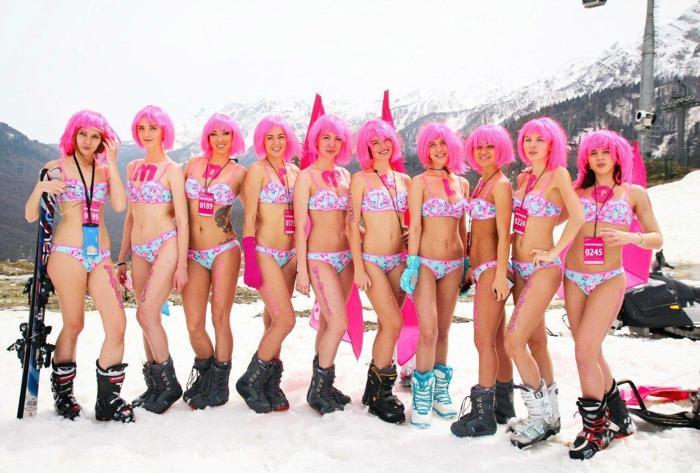 Binlerce İnsanın Mayo ve Bikini ile Kayak Yaptığı Çılgın Festival: BoogelWoogel Dağ Festivali