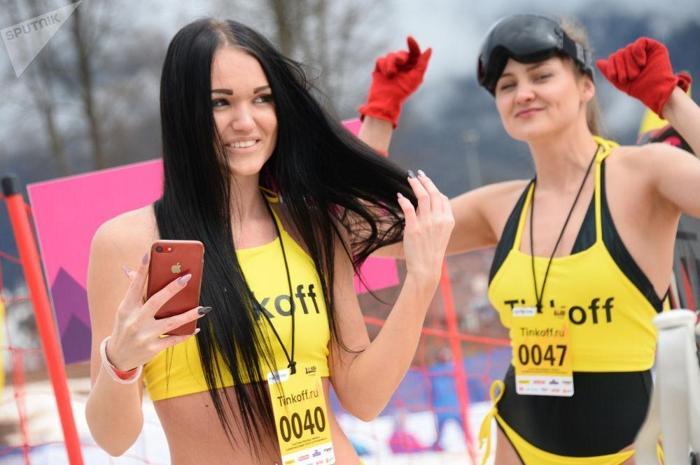 Binlerce İnsanın Mayo ve Bikini ile Kayak Yaptığı Çılgın Festival: BoogelWoogel Dağ Festivali