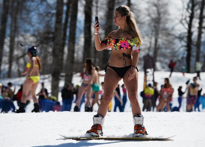 Binlerce İnsanın Mayo ve Bikini ile Kayak Yaptığı Çılgın Festival: BoogelWoogel Dağ Festivali