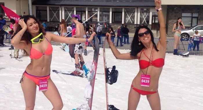Binlerce İnsanın Mayo ve Bikini ile Kayak Yaptığı Çılgın Festival: BoogelWoogel Dağ Festivali