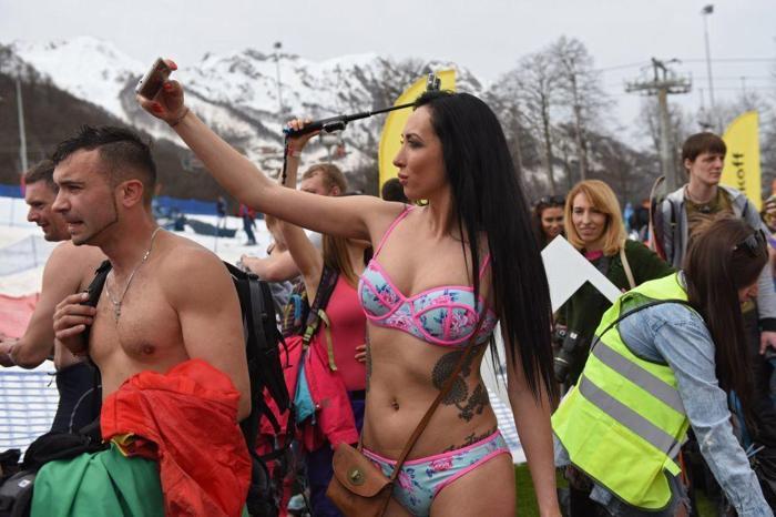 Binlerce İnsanın Mayo ve Bikini ile Kayak Yaptığı Çılgın Festival: BoogelWoogel Dağ Festivali