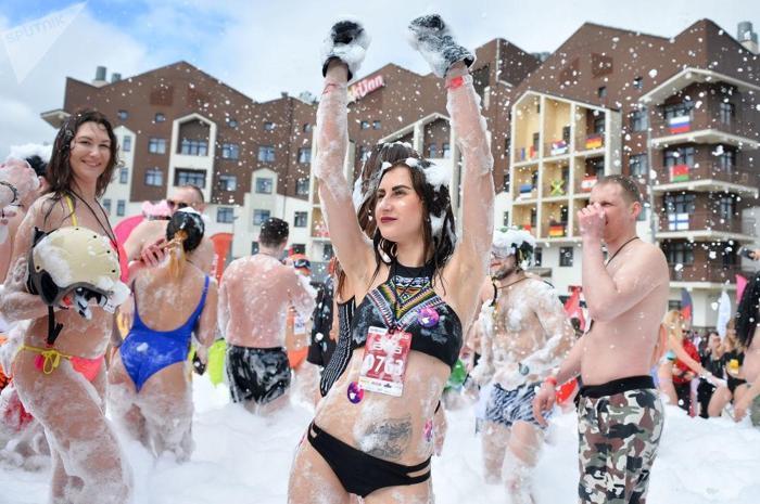 Binlerce İnsanın Mayo ve Bikini ile Kayak Yaptığı Çılgın Festival: BoogelWoogel Dağ Festivali