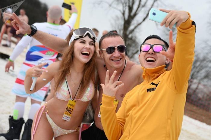 Binlerce İnsanın Mayo ve Bikini ile Kayak Yaptığı Çılgın Festival: BoogelWoogel Dağ Festivali