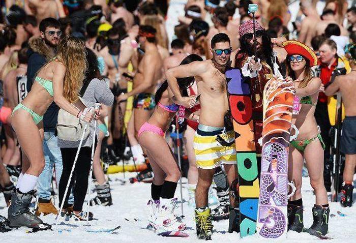 Binlerce İnsanın Mayo ve Bikini ile Kayak Yaptığı Çılgın Festival: BoogelWoogel Dağ Festivali