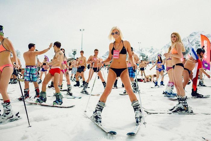 Binlerce İnsanın Mayo ve Bikini ile Kayak Yaptığı Çılgın Festival: BoogelWoogel Dağ Festivali