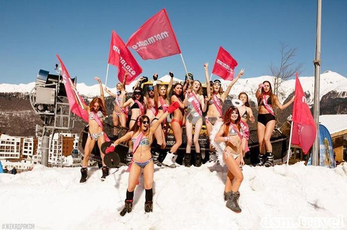 Binlerce İnsanın Mayo ve Bikini ile Kayak Yaptığı Çılgın Festival: BoogelWoogel Dağ Festivali