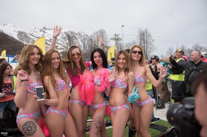 Binlerce İnsanın Mayo ve Bikini ile Kayak Yaptığı Çılgın Festival: BoogelWoogel Dağ Festivali