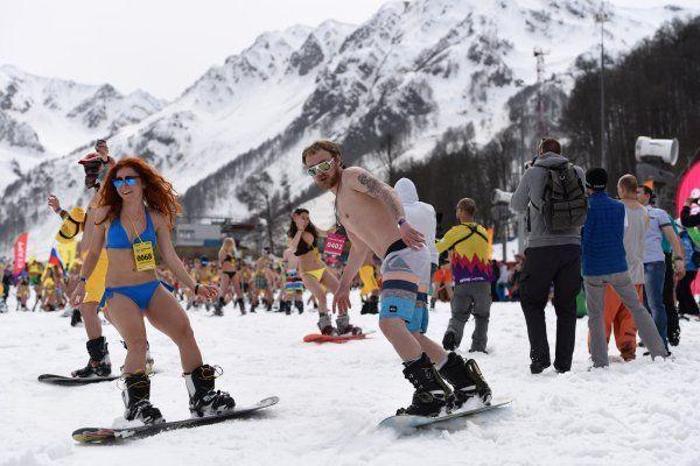 Binlerce İnsanın Mayo ve Bikini ile Kayak Yaptığı Çılgın Festival: BoogelWoogel Dağ Festivali