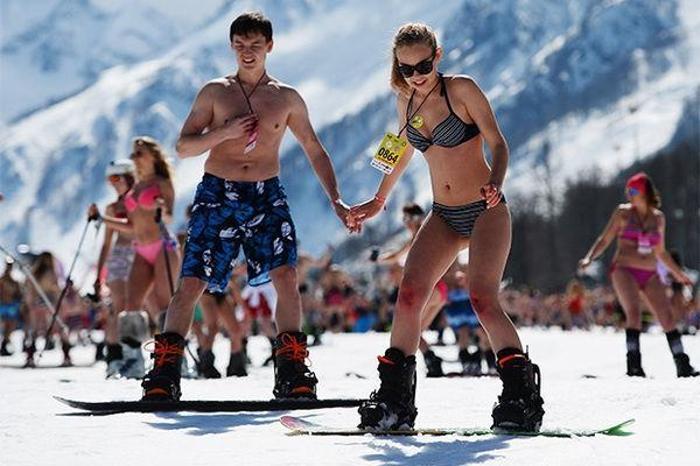 Binlerce İnsanın Mayo ve Bikini ile Kayak Yaptığı Çılgın Festival: BoogelWoogel Dağ Festivali