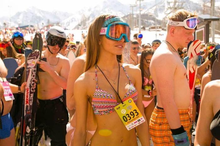 Binlerce İnsanın Mayo ve Bikini ile Kayak Yaptığı Çılgın Festival: BoogelWoogel Dağ Festivali