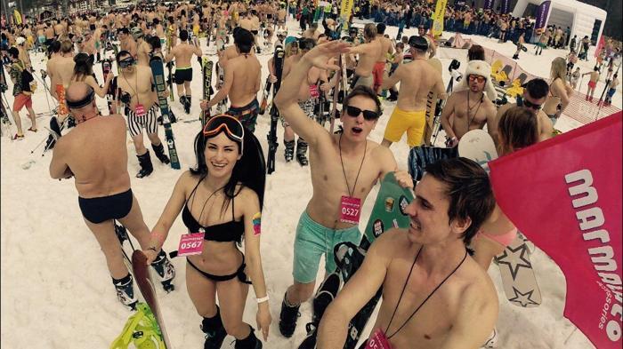 Binlerce İnsanın Mayo ve Bikini ile Kayak Yaptığı Çılgın Festival: BoogelWoogel Dağ Festivali