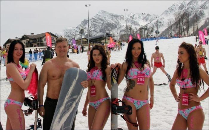 Binlerce İnsanın Mayo ve Bikini ile Kayak Yaptığı Çılgın Festival: BoogelWoogel Dağ Festivali