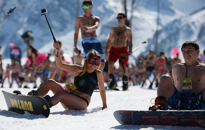 Binlerce İnsanın Mayo ve Bikini ile Kayak Yaptığı Çılgın Festival: BoogelWoogel Dağ Festivali