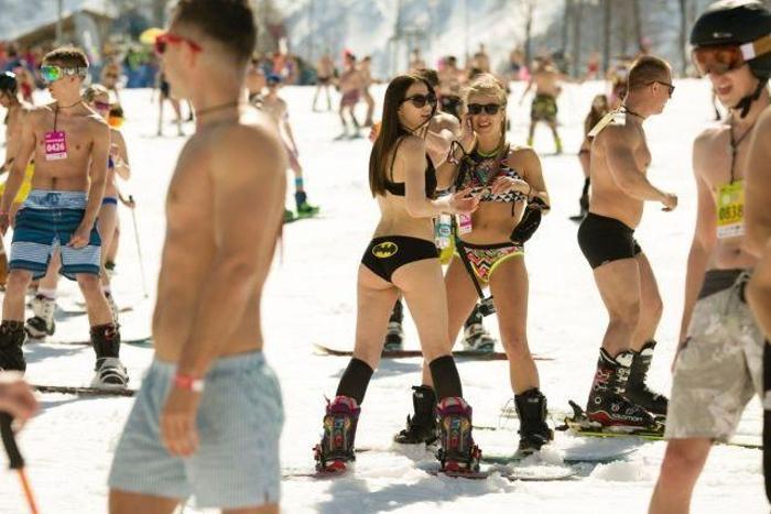 Binlerce İnsanın Mayo ve Bikini ile Kayak Yaptığı Çılgın Festival: BoogelWoogel Dağ Festivali