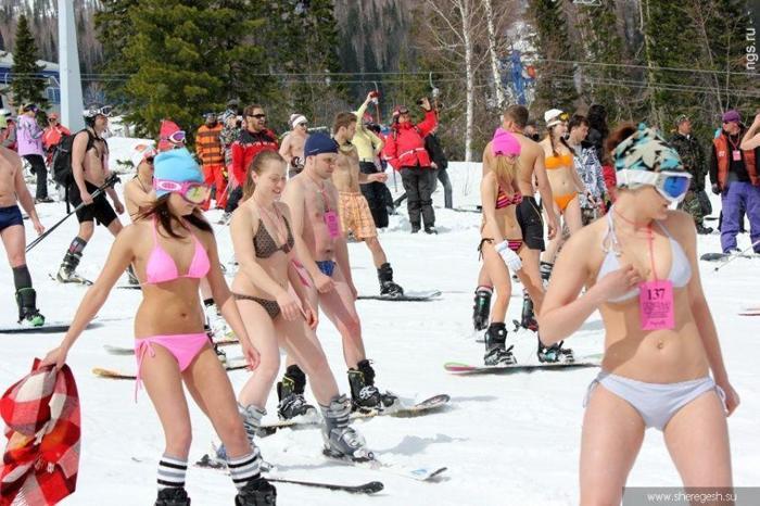 Binlerce İnsanın Mayo ve Bikini ile Kayak Yaptığı Çılgın Festival: BoogelWoogel Dağ Festivali