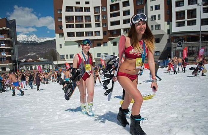 Binlerce İnsanın Mayo ve Bikini ile Kayak Yaptığı Çılgın Festival: BoogelWoogel Dağ Festivali