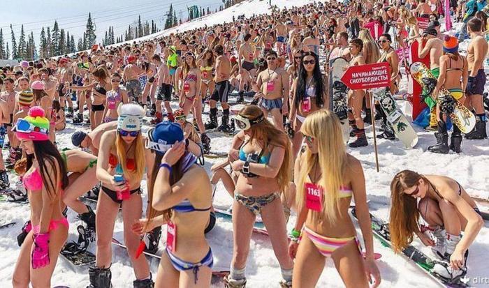 Binlerce İnsanın Mayo ve Bikini ile Kayak Yaptığı Çılgın Festival: BoogelWoogel Dağ Festivali