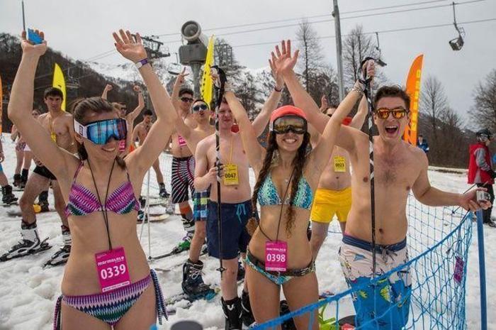 Binlerce İnsanın Mayo ve Bikini ile Kayak Yaptığı Çılgın Festival: BoogelWoogel Dağ Festivali