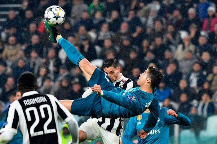 Mirtha Sosa Cristiano Ronaldonun röveşatasını soyunarak kutladı