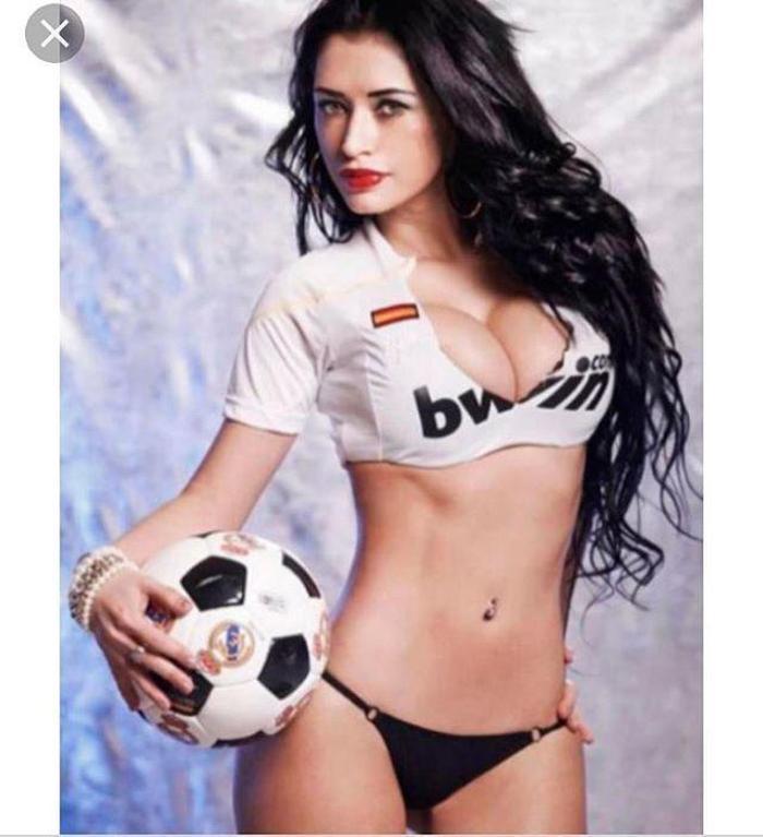 Mirtha Sosa Cristiano Ronaldonun röveşatasını soyunarak kutladı