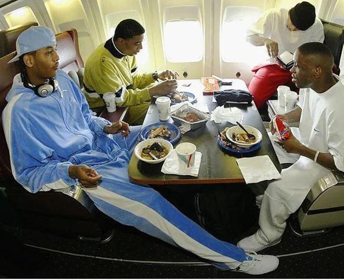 Denver Nuggets uçağında Carmelo Anthony, Rodney White, Earl Boykins ve Andre Miller