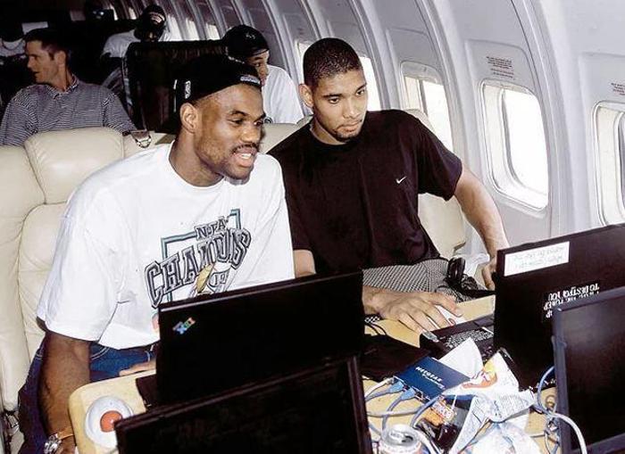 1999da şampiyonluk sonrası evine dönen San Antoniodan David Robinson ve Tim Duncan