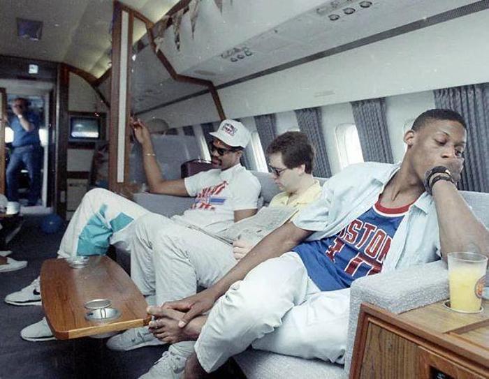 Los Angeles dönüşünde Detroit oyuncuları Dennis Rodman ve James Edwards
