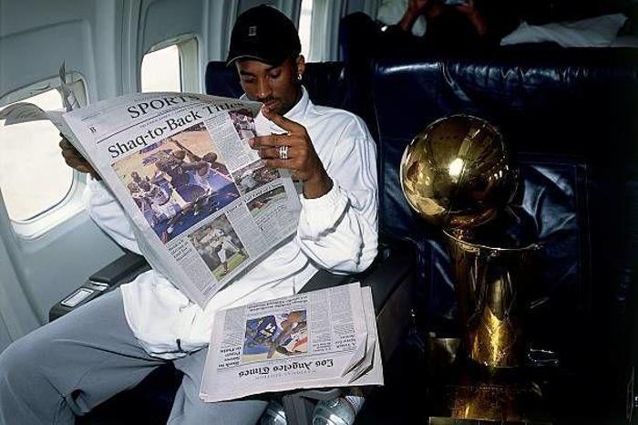 Kobe Bryant ve Lakersın şampiyonluk kupası
