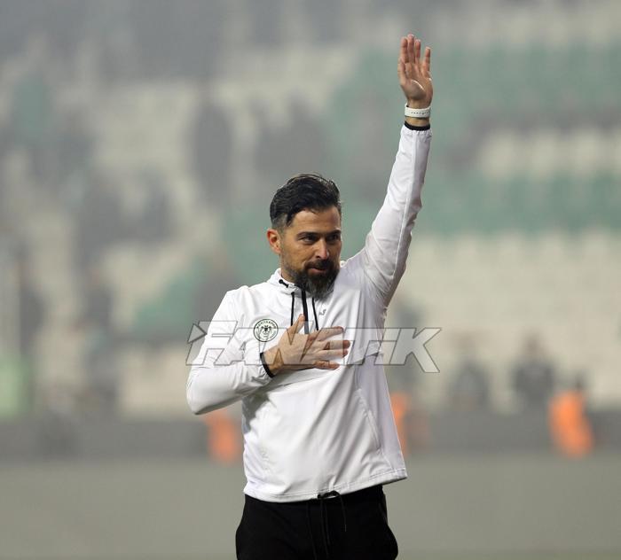 İlhan Palut, Konyaspor-Beşiktaş maçı sonrası omuzlarda