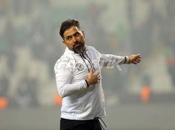 İlhan Palut, Konyaspor-Beşiktaş maçı sonrası omuzlarda