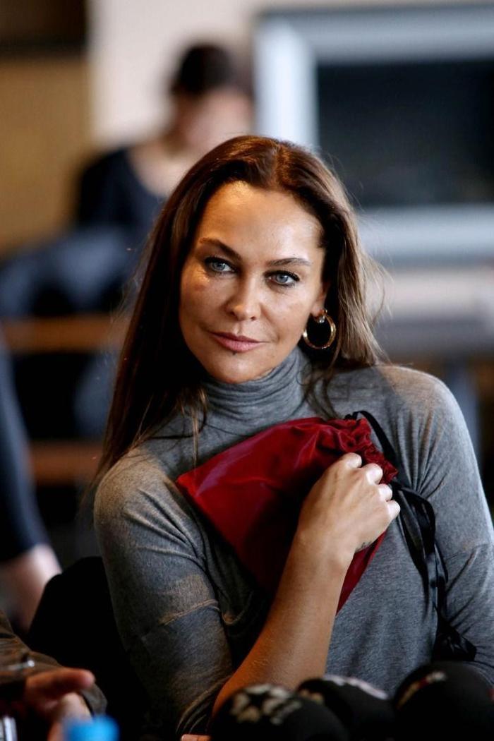 Hülya Avşar kendi filminin kapağı için soyundu