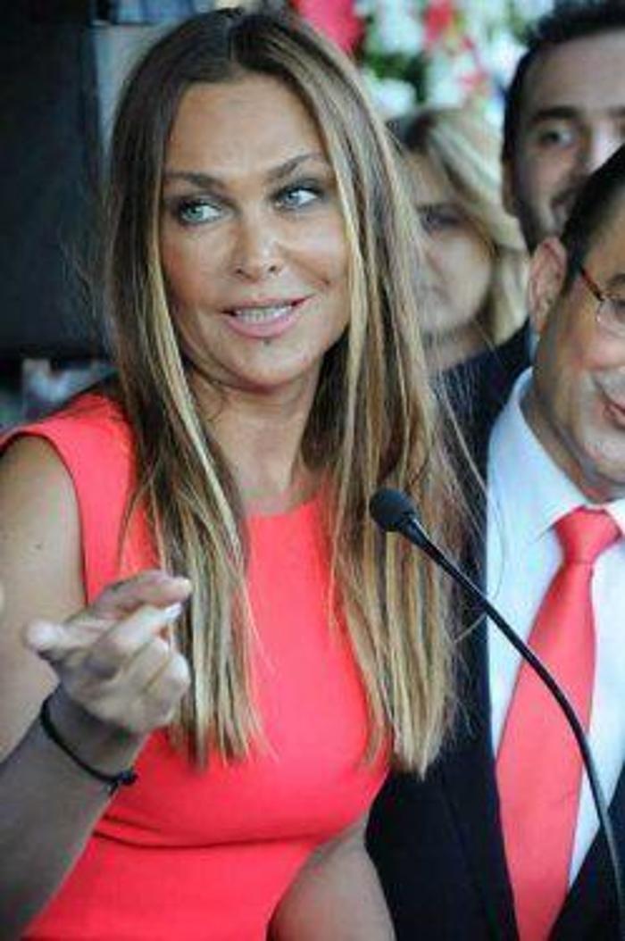 Hülya Avşar kendi filminin kapağı için soyundu