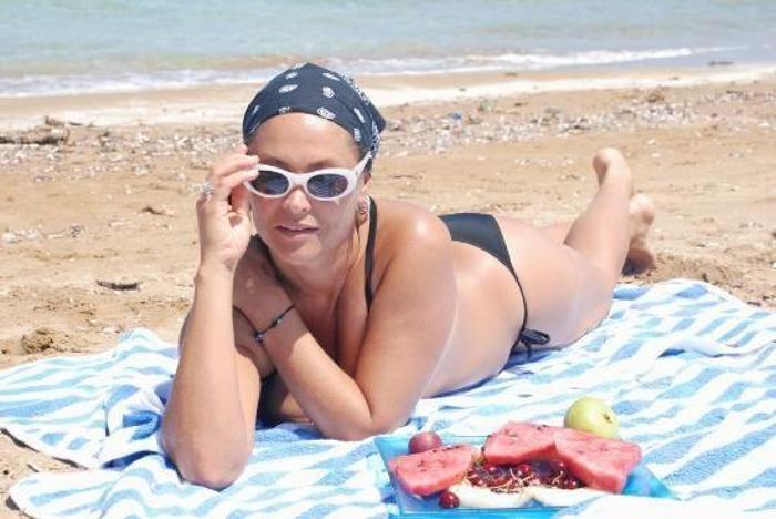 Hülya Avşar kendi filminin kapağı için soyundu