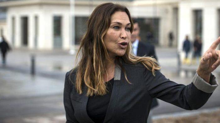 Hülya Avşar kendi filminin kapağı için soyundu