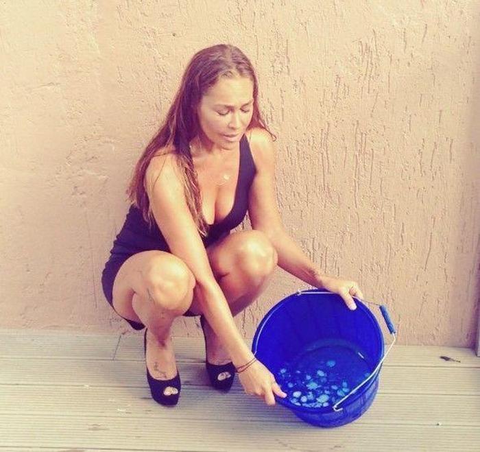 Hülya Avşar kendi filminin kapağı için soyundu
