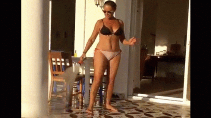 Hülya Avşar kendi filminin kapağı için soyundu