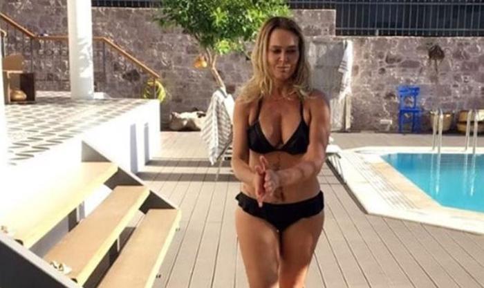 Hülya Avşar kendi filminin kapağı için soyundu
