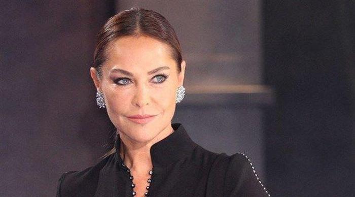 Hülya Avşar kendi filminin kapağı için soyundu