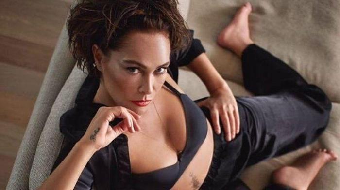 Hülya Avşar kendi filminin kapağı için soyundu