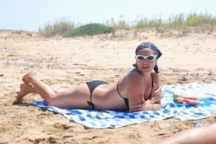 Hülya Avşar kendi filminin kapağı için soyundu
